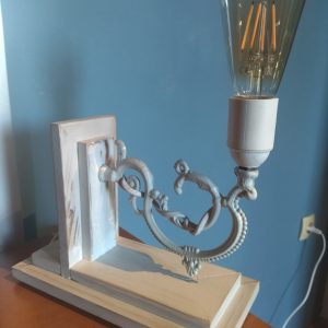 Stolna lampa u shabby chic stilu